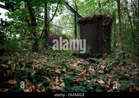 Xanten, Deutschland. 03.. November 2022. Mitten im Wald ist ein Eingang für Lieferungen in einen ehemaligen Atombunker zum Verkauf für 1,6 Millionen Euro zu sehen. Der Bunker stammt aus dem Jahr 1960s und bietet etwa 850 Quadratmeter Fläche und ein großes Grundstück. Der Makler, der sie vermarktet, wirbt für einen „hochsicheren Hafen“. Die privaten Eigentümer hatten die Struktur vor Jahren gekauft und verkaufen sie nun aus Altersgründen. Quelle: Fabian Strauch/dpa/Alamy Live News Stockfoto