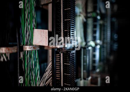 Xanten, Deutschland. 03.. November 2022. Stromkabel, aufgenommen in einem ehemaligen Atomschutzhaus, das für 1,6 Millionen Euro verkauft werden soll. Der Bunker stammt aus dem Jahr 1960s und bietet rund 850 Quadratmeter Fläche und ein großes Grundstück. Der Makler, der sie vermarktet, wirbt für einen „hochsicheren Hafen“. Die privaten Eigentümer hatten die Struktur vor Jahren gekauft und verkaufen sie nun aus Altersgründen. Quelle: Fabian Strauch/dpa/Alamy Live News Stockfoto