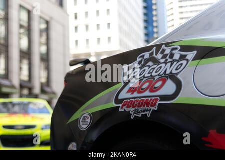 NASCar-Fahrer übernehmen am 9. Mai 2017 die Straßen von Center City Philadelphia, PA, in einer Promotion-Veranstaltung für das bevorstehende NASCar-Rennen vom 11. Juni auf dem Pocono Raceway. Die Werbeveranstaltung beinhaltete eine Pitstop-Demonstration und Autos, die ‘Donuts’ vorführen, um die Öffentlichkeit zu unterhalten. (Foto von Bastiaan Slabbers/NurPhoto) *** Bitte nutzen Sie die Gutschrift aus dem Kreditfeld *** Stockfoto