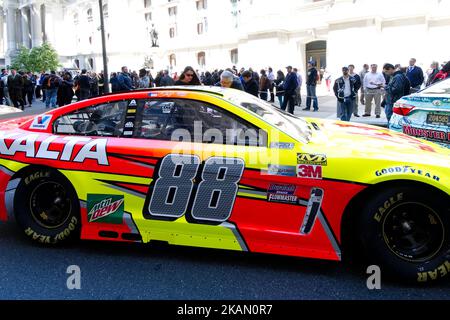 Die Öffentlichkeit bewundert Rennwagen, wie NASCar-Fahrer am 9. Mai 2017 die Straßen von Center City Philadelphia, PA, in einer Promotion-Veranstaltung für das bevorstehende NASCar-Rennen am 11. Juni auf dem Pocono Raceway übernehmen. Die Werbeveranstaltung beinhaltete eine Pitstop-Demonstration und Autos, die ‘Donuts’ vorführen, um die Öffentlichkeit zu unterhalten. (Foto von Bastiaan Slabbers/NurPhoto) *** Bitte nutzen Sie die Gutschrift aus dem Kreditfeld *** Stockfoto