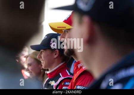 NASCar-Fahrer übernehmen am 9. Mai 2017 die Straßen von Center City Philadelphia, PA, in einer Promotion-Veranstaltung für das bevorstehende NASCar-Rennen vom 11. Juni auf dem Pocono Raceway. Die Werbeveranstaltung beinhaltete eine Pitstop-Demonstration und Autos, die ‘Donuts’ vorführen, um die Öffentlichkeit zu unterhalten. (Foto von Bastiaan Slabbers/NurPhoto) *** Bitte nutzen Sie die Gutschrift aus dem Kreditfeld *** Stockfoto