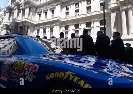 NASCar-Fahrer übernehmen am 9. Mai 2017 die Straßen von Center City Philadelphia, PA, in einer Promotion-Veranstaltung für das bevorstehende NASCar-Rennen vom 11. Juni auf dem Pocono Raceway. Die Werbeveranstaltung beinhaltete eine Pitstop-Demonstration und Autos, die ‘Donuts’ vorführen, um die Öffentlichkeit zu unterhalten. (Foto von Bastiaan Slabbers/NurPhoto) *** Bitte nutzen Sie die Gutschrift aus dem Kreditfeld *** Stockfoto