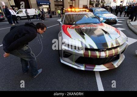 Die Öffentlichkeit bewundert Rennwagen, wie NASCar-Fahrer am 9. Mai 2017 die Straßen von Center City Philadelphia, PA, in einer Promotion-Veranstaltung für das bevorstehende NASCar-Rennen am 11. Juni auf dem Pocono Raceway übernehmen. Die Werbeveranstaltung beinhaltete eine Pitstop-Demonstration und Autos, die ‘Donuts’ vorführen, um die Öffentlichkeit zu unterhalten. (Foto von Bastiaan Slabbers/NurPhoto) *** Bitte nutzen Sie die Gutschrift aus dem Kreditfeld *** Stockfoto