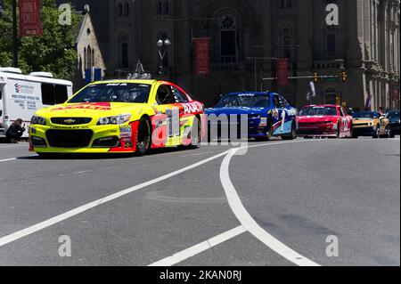 NASCar-Fahrer übernehmen am 9. Mai 2017 die Straßen von Center City Philadelphia, PA, in einer Promotion-Veranstaltung für das bevorstehende NASCar-Rennen vom 11. Juni auf dem Pocono Raceway. Die Werbeveranstaltung beinhaltete eine Pitstop-Demonstration und Autos, die ‘Donuts’ vorführen, um die Öffentlichkeit zu unterhalten. (Foto von Bastiaan Slabbers/NurPhoto) *** Bitte nutzen Sie die Gutschrift aus dem Kreditfeld *** Stockfoto