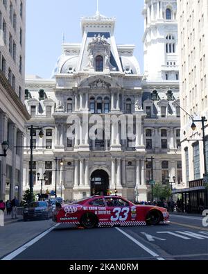 NASCar-Fahrer übernehmen am 9. Mai 2017 die Straßen von Center City Philadelphia, PA, in einer Promotion-Veranstaltung für das bevorstehende NASCar-Rennen vom 11. Juni auf dem Pocono Raceway. Die Werbeveranstaltung beinhaltete eine Pitstop-Demonstration und Autos, die ‘Donuts’ vorführen, um die Öffentlichkeit zu unterhalten. (Foto von Bastiaan Slabbers/NurPhoto) *** Bitte nutzen Sie die Gutschrift aus dem Kreditfeld *** Stockfoto