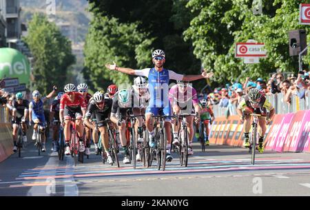 Der kolumbianische Fernando Gaviria vom Team Quick-Step feiert die Ziellinie der Etappe 5. des Giro d'Italia 100., Tour of Italy, die am 10. Mai 2017 in Sizilien von Pedara nach Messina führt. Gaviria aus dem Quick Step-Team hatte am Sonntag die dritte Etappe gewonnen und seinen zweiten Erfolg im Sprint im Ziel der 159km-er Fahrt von Pedara nach Messina, Sizilien, erzielt. (Foto von Gabriele Marichiolo/NurPhoto) *** Bitte benutzen Sie die Gutschrift aus dem Kreditfeld *** Stockfoto