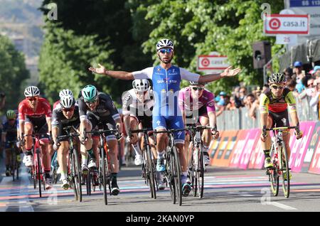 Der kolumbianische Fernando Gaviria vom Team Quick-Step feiert die Ziellinie der Etappe 5. des Giro d'Italia 100., Tour of Italy, die am 10. Mai 2017 in Sizilien von Pedara nach Messina führt. Gaviria aus dem Quick Step-Team hatte am Sonntag die dritte Etappe gewonnen und seinen zweiten Erfolg im Sprint im Ziel der 159km-er Fahrt von Pedara nach Messina, Sizilien, erzielt. (Foto von Gabriele Marichiolo/NurPhoto) *** Bitte benutzen Sie die Gutschrift aus dem Kreditfeld *** Stockfoto