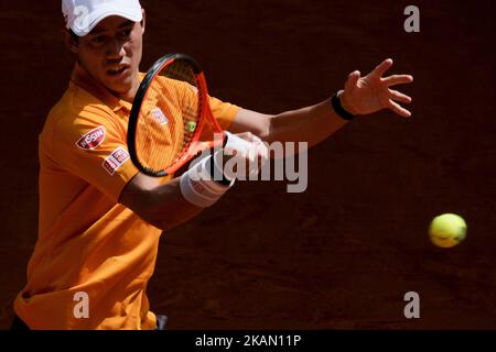 Kei Nishikori aus Japan in Aktion, als er beim Tennisturnier Mutua Madrid Open am 10. Mai 2017 gegen den Argentinier Diego Schwartzman in einem harten 3-Satz in Caja Magica, Madrid, Spanien, siegt. (Foto von Oscar Gonzalez/NurPhoto) *** Bitte benutzen Sie die Gutschrift aus dem Kreditfeld *** Stockfoto