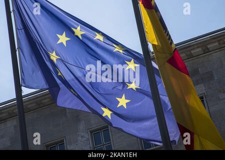 Die europäische Flagge fliegt am 11. Mai 2017 vor dem Finanzministerium in Berlin. (Foto von Emmanuele Contini/NurPhoto) *** Bitte benutzen Sie die Gutschrift aus dem Kreditfeld *** Stockfoto