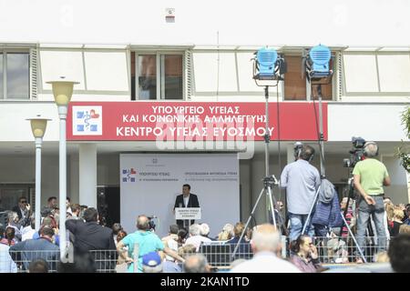 Die Menschen hören sich die Rede des griechischen Premierministers Alexis Tsipras während seines Besuchs in einem Gesundheitszentrum im Stadtteil Evosmos in Thessaloniki, Griechenland, am 10. Mai 2017 an. (Foto von Nicolas Economou/NurPhoto) *** Bitte nutzen Sie die Gutschrift aus dem Kreditfeld *** Stockfoto