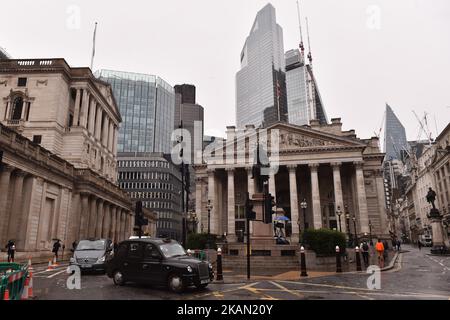 Bank of England in City of London von Cornhill aus gesehen. Großbritannien ist bereit für die größte Zinserhöhung seit Jahrzehnten. Stockfoto