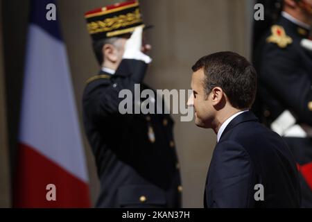 Der neue französische Präsident Emmanuel Macron geht auf dem roten Teppich zurück, nachdem er den scheidenden französischen Präsidenten Francois Hollande nach einer Übergabezeremonie im Elysee-Palast am 14. Mai 2017 in Paris, Frankreich, begleitet hat. Macron wurde am 07. Mai 2017 mit 66,1 % der abgegebenen Stimmen zum Präsidenten der Französischen Republik gewählt. (Foto von Mehdi Taamallah/NurPhoto) *** Bitte benutzen Sie die Gutschrift aus dem Kreditfeld *** Stockfoto