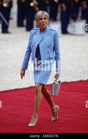 Emmanuel Macrons Frau Brigitte Trogneux kommt im Präsidentenpalast von Elysee an, um an der offiziellen Einweihungszeremonie von Emmanuel Macron als französischer Präsident am 14. Mai 2017 in Paris teilzunehmen. (Foto von Mehdi Taamallah/NurPhoto) *** Bitte benutzen Sie die Gutschrift aus dem Kreditfeld *** Stockfoto