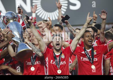 Die Spieler von Benfica feiern, nachdem sie am 13. Mai 2017 am Ende des Fußballspiels der portugiesischen Premier League 2016/17 zwischen SL Benfica und Vitoria Guimaraes SC im Luz-Stadion in Lissabon ihren Titel von 36. gewonnen haben. (Foto von Carlos Palma/NurPhoto) *** Bitte nutzen Sie die Gutschrift aus dem Kreditfeld *** Stockfoto