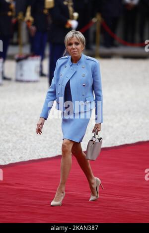 Emmanuel Macrons Frau Brigitte Trogneux kommt im Präsidentenpalast von Elysee an, um an der offiziellen Einweihungszeremonie von Emmanuel Macron als französischer Präsident am 14. Mai 2017 in Paris teilzunehmen. (Foto von Mehdi Taamallah/NurPhoto) *** Bitte benutzen Sie die Gutschrift aus dem Kreditfeld *** Stockfoto