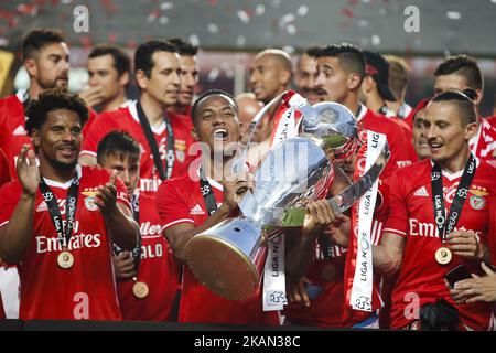 Die Spieler von Benfica feiern, nachdem sie am 13. Mai 2017 am Ende des Fußballspiels der portugiesischen Premier League 2016/17 zwischen SL Benfica und Vitoria Guimaraes SC im Luz-Stadion in Lissabon ihren Titel von 36. gewonnen haben. (Foto von Carlos Palma/NurPhoto) *** Bitte nutzen Sie die Gutschrift aus dem Kreditfeld *** Stockfoto