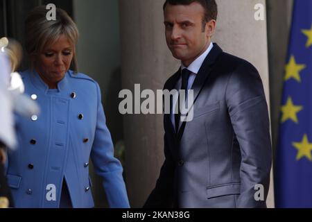 Der neu gewählte Präsident Emmanuel Macron und seine Frau Brigitte Trogneux posieren auf den Stufen des Elysée-Palasts nach der Übergabe mit Frankreichs scheidender Präsident Francois Hollande am 14. Mai 2017 in Paris, Frankreich. Macron wurde am 07. Mai 2017 mit 66,1 % der abgegebenen Stimmen zum Präsidenten der Französischen Republik gewählt. (Foto von Mehdi Taamallah/NurPhoto) *** Bitte benutzen Sie die Gutschrift aus dem Kreditfeld *** Stockfoto