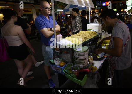 Touristen kaufen am 13. Mai 2017 Straßenessen in der Khao San Road Bangkok, Thailand. Berichten zufolge planen die Behörden von Bangkok, einige Straßenstände in wichtigen Bereichen zu reorganisieren, um den Verkehr zu erleichtern und Gehwege zu verbessern, Nachdem Berichte im März enthüllten, dass die Bangkok Metropolitan Administration angewiesen wurde, alle Straßenverkäufer von den Gehwegen mehrerer beliebter Hauptstraßen der thailändischen Hauptstadt zu entfernen. Bangkok ist weithin als eine der weltweit besten Städte für Street Food bekannt, da das Rathaus behauptete, dass Lebensmittelkarren und Straßenhändler den Straßenpflaster für Fußgänger verstellten. (Foto von Anusa Stockfoto