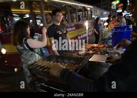 Touristen kaufen am 13. Mai 2017 Straßenessen in der Khao San Road Bangkok, Thailand. Berichten zufolge planen die Behörden von Bangkok, einige Straßenstände in wichtigen Bereichen zu reorganisieren, um den Verkehr zu erleichtern und Gehwege zu verbessern, Nachdem Berichte im März enthüllten, dass die Bangkok Metropolitan Administration angewiesen wurde, alle Straßenverkäufer von den Gehwegen mehrerer beliebter Hauptstraßen der thailändischen Hauptstadt zu entfernen. Bangkok ist weithin als eine der weltweit besten Städte für Street Food bekannt, da das Rathaus behauptete, dass Lebensmittelkarren und Straßenhändler den Straßenpflaster für Fußgänger verstellten. (Foto von Anusa Stockfoto