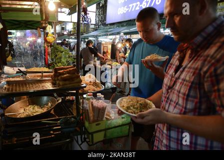 Touristen kaufen am 13. Mai 2017 Straßenessen in der Khao San Road Bangkok, Thailand. Berichten zufolge planen die Behörden von Bangkok, einige Straßenstände in wichtigen Bereichen zu reorganisieren, um den Verkehr zu erleichtern und Gehwege zu verbessern, Nachdem Berichte im März enthüllten, dass die Bangkok Metropolitan Administration angewiesen wurde, alle Straßenverkäufer von den Gehwegen mehrerer beliebter Hauptstraßen der thailändischen Hauptstadt zu entfernen. Bangkok ist weithin als eine der weltweit besten Städte für Street Food bekannt, da das Rathaus behauptete, dass Lebensmittelkarren und Straßenhändler den Straßenpflaster für Fußgänger verstellten. (Foto von Anusa Stockfoto