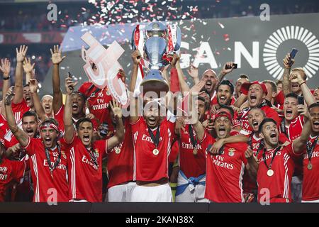 Die Spieler von Benfica feiern, nachdem sie am 13. Mai 2017 am Ende des Fußballspiels der portugiesischen Premier League 2016/17 zwischen SL Benfica und Vitoria Guimaraes SC im Luz-Stadion in Lissabon ihren Titel von 36. gewonnen haben. (Foto von Carlos Palma/NurPhoto) *** Bitte nutzen Sie die Gutschrift aus dem Kreditfeld *** Stockfoto