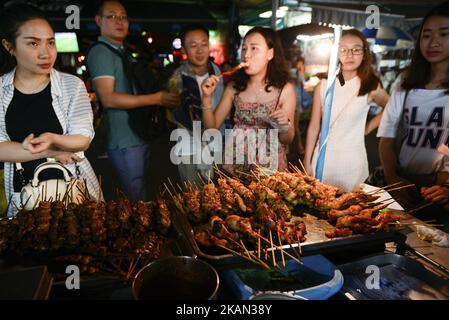 Tourist kaufen Street Food in Khao San Road Bangkok, Thailand am 13. Mai 2017. Berichten zufolge planen die Behörden von Bangkok, einige Straßenstände in wichtigen Bereichen zu reorganisieren, um den Verkehr zu erleichtern und Gehwege zu verbessern, Nachdem Berichte im März enthüllten, dass die Bangkok Metropolitan Administration angewiesen wurde, alle Straßenverkäufer von den Gehwegen mehrerer beliebter Hauptstraßen der thailändischen Hauptstadt zu entfernen. Bangkok ist weithin als eine der weltweit besten Städte für Street Food bekannt, da das Rathaus behauptete, dass Lebensmittelkarren und Straßenhändler den Straßenpflaster für Fußgänger verstellten. (Foto von Anusak Stockfoto