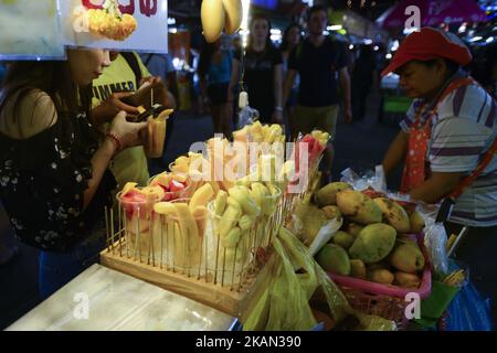 Touristen kaufen am 13. Mai 2017 Straßenessen in der Khao San Road Bangkok, Thailand. Berichten zufolge planen die Behörden von Bangkok, einige Straßenstände in wichtigen Bereichen zu reorganisieren, um den Verkehr zu erleichtern und Gehwege zu verbessern, Nachdem Berichte im März enthüllten, dass die Bangkok Metropolitan Administration angewiesen wurde, alle Straßenverkäufer von den Gehwegen mehrerer beliebter Hauptstraßen der thailändischen Hauptstadt zu entfernen. Bangkok ist weithin als eine der weltweit besten Städte für Street Food bekannt, da das Rathaus behauptete, dass Lebensmittelkarren und Straßenhändler den Straßenpflaster für Fußgänger verstellten. (Foto von Anusa Stockfoto
