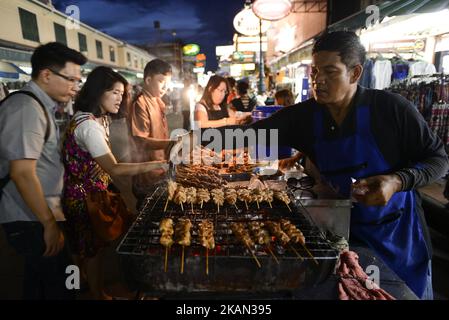 Am 13. Mai 2017 arrangiert ein Händler gegrilltes Rindfleisch und Huhn in Khao San Road Bangkok, Thailand. Berichten zufolge planen die Behörden von Bangkok, einige Straßenstände in wichtigen Bereichen zu reorganisieren, um den Verkehr zu erleichtern und Gehwege zu verbessern, Nachdem Berichte im März enthüllten, dass die Bangkok Metropolitan Administration angewiesen wurde, alle Straßenverkäufer von den Gehwegen mehrerer beliebter Hauptstraßen der thailändischen Hauptstadt zu entfernen. Bangkok ist weithin als eine der weltweit besten Städte für Street Food bekannt, da das Rathaus behauptete, dass Lebensmittelkarren und Straßenhändler den Straßenpflaster für Fußgänger verstellten Stockfoto
