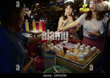 Tourist kaufen Street Food in Khao San Road Bangkok, Thailand am 13. Mai 2017. Berichten zufolge planen die Behörden von Bangkok, einige Straßenstände in wichtigen Bereichen zu reorganisieren, um den Verkehr zu erleichtern und Gehwege zu verbessern, Nachdem Berichte im März enthüllten, dass die Bangkok Metropolitan Administration angewiesen wurde, alle Straßenverkäufer von den Gehwegen mehrerer beliebter Hauptstraßen der thailändischen Hauptstadt zu entfernen. Bangkok ist weithin als eine der weltweit besten Städte für Street Food bekannt, da das Rathaus behauptete, dass Lebensmittelkarren und Straßenhändler den Straßenpflaster für Fußgänger verstellten. (Foto von Anusak Stockfoto