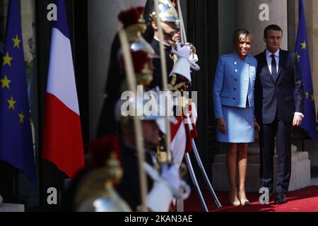 Der neu gewählte Präsident Emmanuel Macron und seine Frau Brigitte Trogneux posieren auf den Stufen des Elysée-Palasts nach der Übergabe mit Frankreichs scheidender Präsident Francois Hollande am 14. Mai 2017 in Paris, Frankreich. Macron wurde am 07. Mai 2017 mit 66,1 % der abgegebenen Stimmen zum Präsidenten der Französischen Republik gewählt. (Foto von Mehdi Taamallah/NurPhoto) *** Bitte benutzen Sie die Gutschrift aus dem Kreditfeld *** Stockfoto