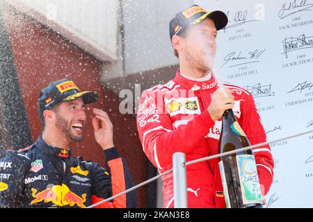 Der zweitplatzierte Finisher Sebastian Vettel (R) aus Deutschland und Ferrari sowie der drittplatzierte Finisher Daniel Ricciardo aus Australien und Red Bull Racing feiern am 14. Mai 2017 im spanischen Montmelo auf dem Circuit de Catalunya auf dem Podium des spanischen Formel-1-Grand-Prix. (Foto von Urbanandsport/NurPhoto) *** Bitte nutzen Sie die Gutschrift aus dem Kreditfeld *** Stockfoto