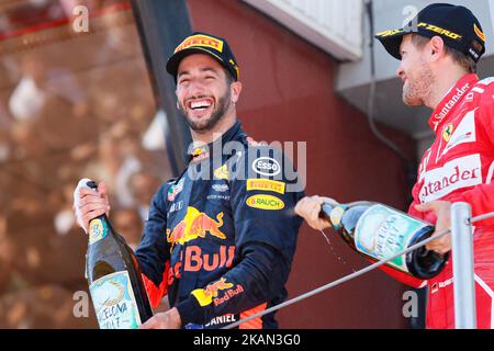 Der zweitplatzierte Finisher Sebastian Vettel (R) aus Deutschland und Ferrari sowie der drittplatzierte Finisher Daniel Ricciardo aus Australien und Red Bull Racing feiern am 14. Mai 2017 im spanischen Montmelo auf dem Circuit de Catalunya auf dem Podium des spanischen Formel-1-Grand-Prix. (Foto von Urbanandsport/NurPhoto) *** Bitte nutzen Sie die Gutschrift aus dem Kreditfeld *** Stockfoto