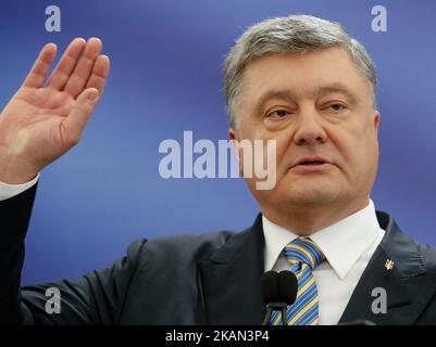 Der ukrainische Präsident Petro Poroschenko unternahm am Sonntag, den 14. Mai 2017, in Kiew, Ukraine, eine Pressekonferenz anlässlich der Einführung des visafreien Regimes mit der EU. (Foto von Sergii Kharchenko/NurPhoto) *** Bitte nutzen Sie die Gutschrift aus dem Kreditfeld *** Stockfoto