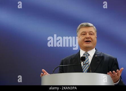 Der ukrainische Präsident Petro Poroschenko unternahm am Sonntag, den 14. Mai 2017, in Kiew, Ukraine, eine Pressekonferenz anlässlich der Einführung des visafreien Regimes mit der EU. (Foto von Sergii Kharchenko/NurPhoto) *** Bitte nutzen Sie die Gutschrift aus dem Kreditfeld *** Stockfoto