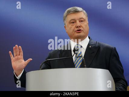 Der ukrainische Präsident Petro Poroschenko unternahm am Sonntag, den 14. Mai 2017, in Kiew, Ukraine, eine Pressekonferenz anlässlich der Einführung des visafreien Regimes mit der EU. (Foto von Sergii Kharchenko/NurPhoto) *** Bitte nutzen Sie die Gutschrift aus dem Kreditfeld *** Stockfoto