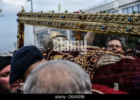 Ankunft der Reliquien der mumifizierten Leiche der Heiligen Helena, der Mutter des byzantinischen Imperators Konstantin des Großen, in Aigaleo bei Athen mit den Ehren eines offiziellen Besuchs eines Staatsoberhauptes in Aigaleo am 14. Mai 2017 (Foto: Wassilios Aswestopoulos/NurPhoto) *** Bitte verwenden Sie Credit from Credit Field *** Stockfoto