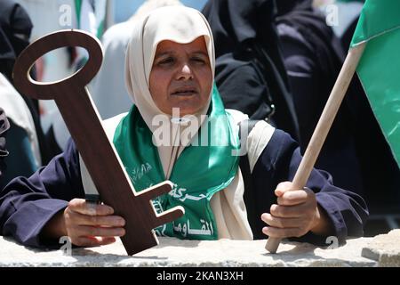 Palästinenser nehmen am 15. Mai 2017 an einer Kundgebung zum Gedenken an den 69.. Jahrestag der „Nakba“ in Gaza-Stadt Teil. "Nakba" bedeutet auf Arabisch "Katastrophe" in Bezug auf die Geburt des Staates Israel vor 69 Jahren im britischen Mandatsgebiet Palästina, was zur Vertreibung von Hunderttausenden von Palästinensern führte, die entweder flohen oder während des Krieges um die Gründung Israels 1948 aus ihren Häusern vertrieben wurden. Der Schlüssel symbolisiert die Häuser, die die Palästinenser 1948 hinterlassen haben. (Foto von Majdi Fathi/NurPhoto) *** Bitte nutzen Sie die Gutschrift aus dem Kreditfeld *** Stockfoto