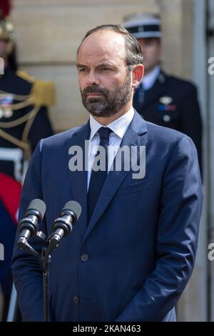 Frankreichs neu ernannter Premierminister Edouard Philippe nimmt an einer offiziellen Übergabezeremonie mit dem scheidenden Premierminister Bernard Cazeneuve am 15. Mai 2017 im Hotel Matignon, der offiziellen Residenz des französischen Premierministers, in Paris, Frankreich, Teil. Philippe wurde heute vom französischen Präsidenten Emmanuel Macron zum Premierminister ernannt. (Foto von Julien Mattia/NurPhoto) *** Bitte nutzen Sie die Gutschrift aus dem Kreditfeld *** Stockfoto