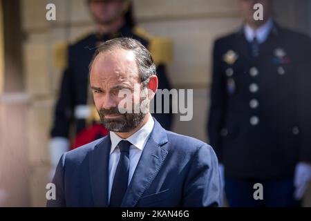 Frankreichs neu ernannter Premierminister Edouard Philippe nimmt an einer offiziellen Übergabezeremonie mit dem scheidenden Premierminister Bernard Cazeneuve am 15. Mai 2017 im Hotel Matignon, der offiziellen Residenz des französischen Premierministers, in Paris, Frankreich, Teil. Philippe wurde heute vom französischen Präsidenten Emmanuel Macron zum Premierminister ernannt. (Foto von Julien Mattia/NurPhoto) *** Bitte nutzen Sie die Gutschrift aus dem Kreditfeld *** Stockfoto