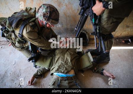 Israelische Soldaten der Golani-Brigade nehmen an einer Übung zur Stadtkriegsführung in einem Scheindorf auf der Elyakim-Militärbasis in Nordisraelisch Teil, 16. Mai 2017. (Foto von Corinna Kern/NurPhoto) *** Bitte nutzen Sie die Gutschrift aus dem Kreditfeld *** Stockfoto