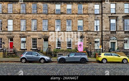 Edinburgh New Town Scotland eine leuchtend rosa Tür an einem Drummond Place Haus rot grün und grau Farben an anderen Türen Stockfoto