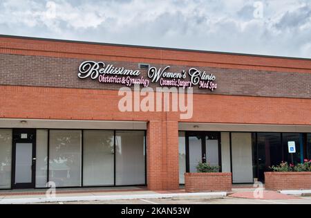 Houston, Texas USA 12-05-2021: Außengebäude der Bellissima Women's Clinic in Houston, TX. Medizinisches Behandlungszentrum für Frauen. Stockfoto