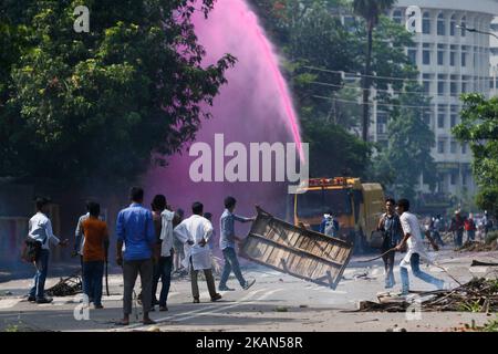 Studenten der Dhaka Medical Assistant Training School (MATS) haben am 18. Mai 2017 mit der Polizei in der Nähe des Shahbagh in Dhaka zusammengeschlagen, um Forderungen zu stellen, die den Zugang zu Arbeitsplätzen in der Regierung zweiter Klasse und den Spielraum für eine Hochschulbildung an medizinischen Hochschulen einschlossen. (Foto von Mehedi Hasan/NurPhoto) *** Bitte nutzen Sie die Gutschrift aus dem Kreditfeld *** Stockfoto