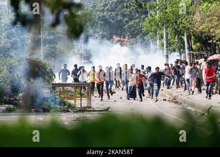 Studenten der Dhaka Medical Assistant Training School (MATS) haben am 18. Mai 2017 mit der Polizei in der Nähe des Shahbagh in Dhaka zusammengeschlagen, um Forderungen zu stellen, die den Zugang zu Arbeitsplätzen in der Regierung zweiter Klasse und den Spielraum für eine Hochschulbildung an medizinischen Hochschulen einschlossen. (Foto von Mehedi Hasan/NurPhoto) *** Bitte nutzen Sie die Gutschrift aus dem Kreditfeld *** Stockfoto