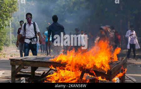 Studenten der Dhaka Medical Assistant Training School (MATS) haben am 18. Mai 2017 mit der Polizei in der Nähe des Shahbagh in Dhaka zusammengeschlagen, um Forderungen zu stellen, die den Zugang zu Arbeitsplätzen in der Regierung zweiter Klasse und den Spielraum für eine Hochschulbildung an medizinischen Hochschulen einschlossen. (Foto von Mehedi Hasan/NurPhoto) *** Bitte nutzen Sie die Gutschrift aus dem Kreditfeld *** Stockfoto