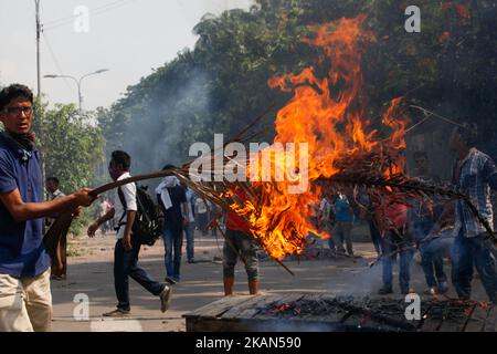 Studenten der Dhaka Medical Assistant Training School (MATS) haben am 18. Mai 2017 mit der Polizei in der Nähe des Shahbagh in Dhaka zusammengeschlagen, um Forderungen zu stellen, die den Zugang zu Arbeitsplätzen in der Regierung zweiter Klasse und den Spielraum für eine Hochschulbildung an medizinischen Hochschulen einschlossen. (Foto von Mehedi Hasan/NurPhoto) *** Bitte nutzen Sie die Gutschrift aus dem Kreditfeld *** Stockfoto