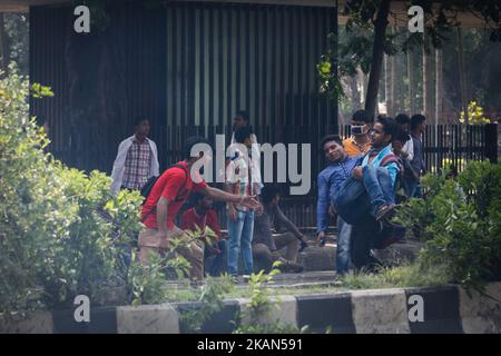 Studenten der Dhaka Medical Assistant Training School (MATS) haben am 18. Mai 2017 mit der Polizei in der Nähe des Shahbagh in Dhaka zusammengeschlagen, um Forderungen zu stellen, die den Zugang zu Arbeitsplätzen in der Regierung zweiter Klasse und den Spielraum für eine Hochschulbildung an medizinischen Hochschulen einschlossen. (Foto von Mehedi Hasan/NurPhoto) *** Bitte nutzen Sie die Gutschrift aus dem Kreditfeld *** Stockfoto