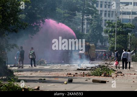 Studenten der Dhaka Medical Assistant Training School (MATS) haben am 18. Mai 2017 mit der Polizei in der Nähe des Shahbagh in Dhaka zusammengeschlagen, um Forderungen zu stellen, die den Zugang zu Arbeitsplätzen in der Regierung zweiter Klasse und den Spielraum für eine Hochschulbildung an medizinischen Hochschulen einschlossen. (Foto von Mehedi Hasan/NurPhoto) *** Bitte nutzen Sie die Gutschrift aus dem Kreditfeld *** Stockfoto