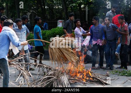 Studenten der Dhaka Medical Assistant Training School (MATS) haben am 18. Mai 2017 mit der Polizei in der Nähe des Shahbagh in Dhaka zusammengeschlagen, um Forderungen zu stellen, die den Zugang zu Arbeitsplätzen in der Regierung zweiter Klasse und den Spielraum für eine Hochschulbildung an medizinischen Hochschulen einschlossen. (Foto von Mehedi Hasan/NurPhoto) *** Bitte nutzen Sie die Gutschrift aus dem Kreditfeld *** Stockfoto