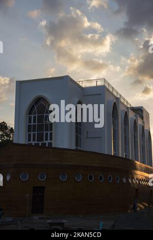 Eine bald darauf ansehende Moschee namens „Mesjid Kapal“ (Schiffsmoschee) Wurde einst als Treffpunkt für die Islamorganisation in Zentral-Java erbaut, aber aufgrund des Designs, das wie eine Moschee aussieht und auch eines großen Schiffes, das wie ein Schiff aussieht, das vom Propheten Noah in der Antike benutzt wurde, wird es auch als „Noah-Moschee“ bezeichnet. Das Hotel liegt in Ngaliyan-Semarang-Central Java die Moschee wird zum neuen Tourismus-Ort für Menschen, die es sehen wollen. Die Verwaltung der Moschee sagte, dass es bereits vom Bürgermeister von Semarang und dem Zentralgouverneur von Java vereinbart wurde, dass der Standort eine Moschee sein wird, die zunächst nur eine Versammlung war Stockfoto